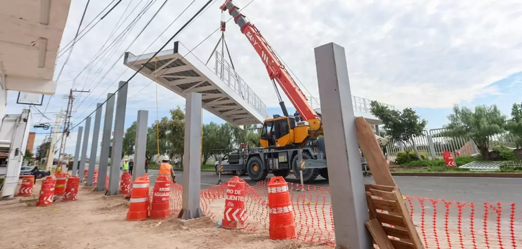 Avanza puente peatonal en Pirules colocan nueva seccion sobre avenida Aguascalientes2