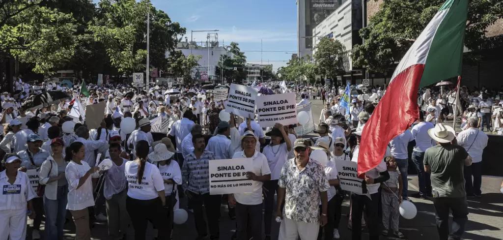 Cerca de 30 mil marchan por la paz en Culiacán; Alejandro Moreno responsabiliza a Morena por crisis en Sinaloa