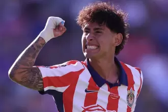 Chivas golea 3-0 a Pumas, toma el liderato y ya mira al Clásico Nacional