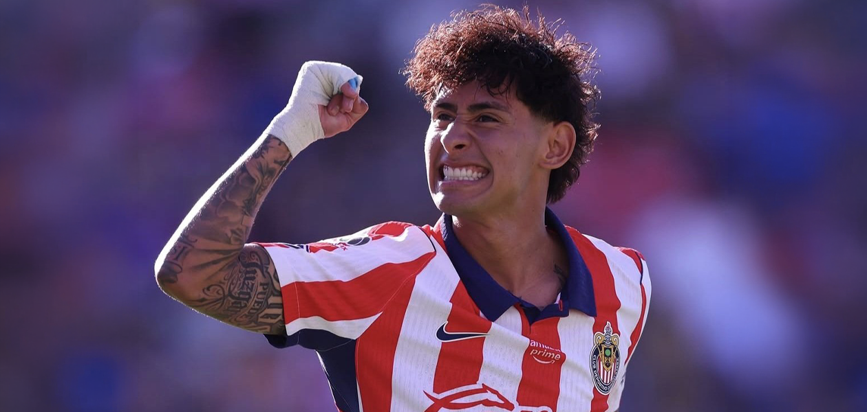 Chivas golea 3-0 a Pumas, toma el liderato y ya mira al Clásico Nacional