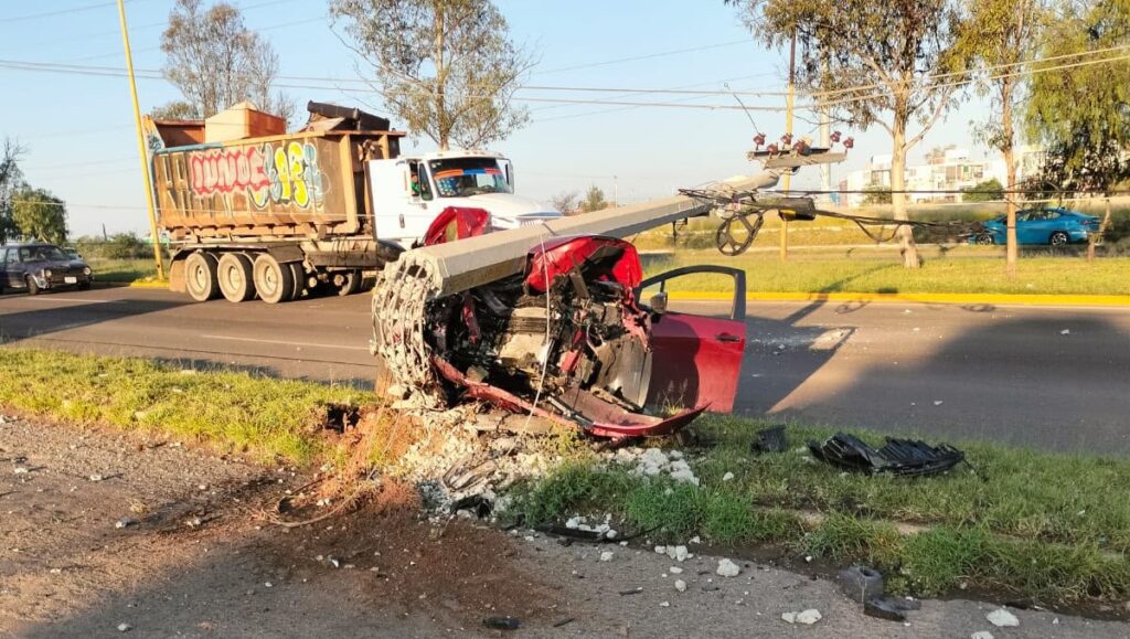 Choque auto vs poste El Cedazo
