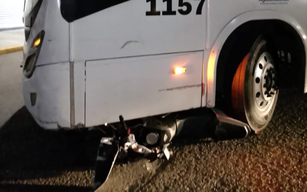 Choque moto y camion urbano Centro 1