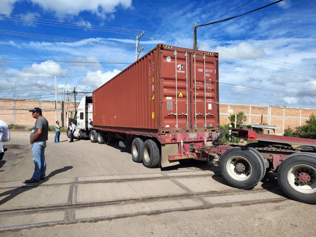 Choque tren vs trailer Los Arellano 1