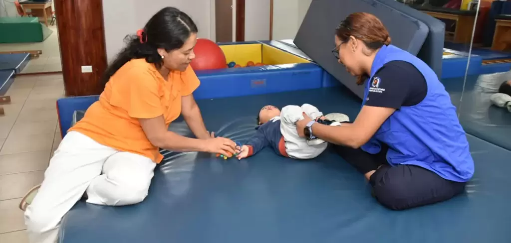 DIF Estatal transforma la vida de Isaac con terapias de rehabilitación física
