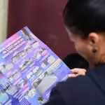 Hacen visita casa por casa para llevar a las familias informe impreso de Tere
