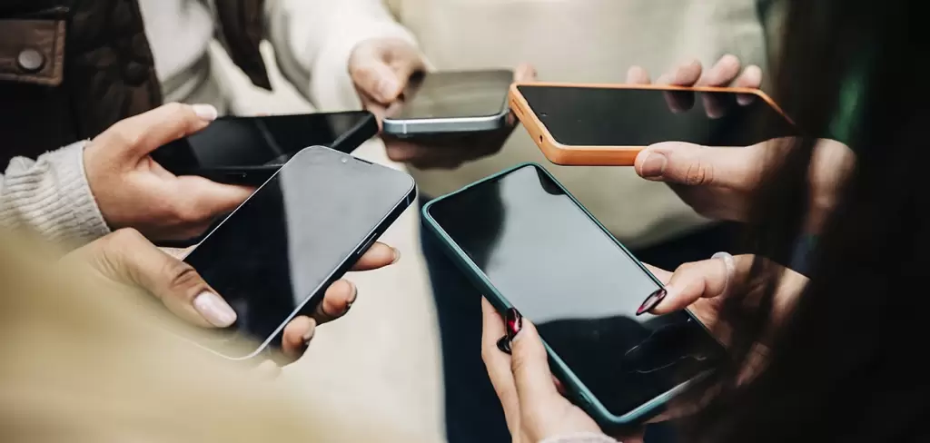 La prohibición del celular debe extenderse también a los docentes