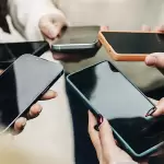 La prohibición del celular debe extenderse también a los docentes