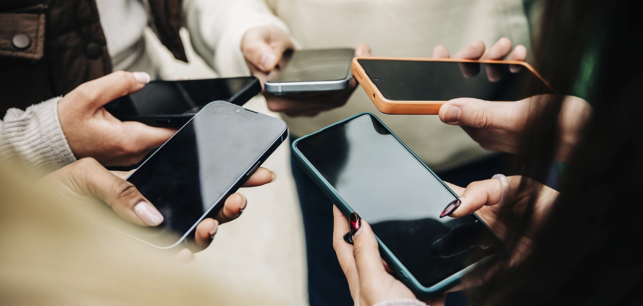 La prohibición del celular debe extenderse también a los docentes
