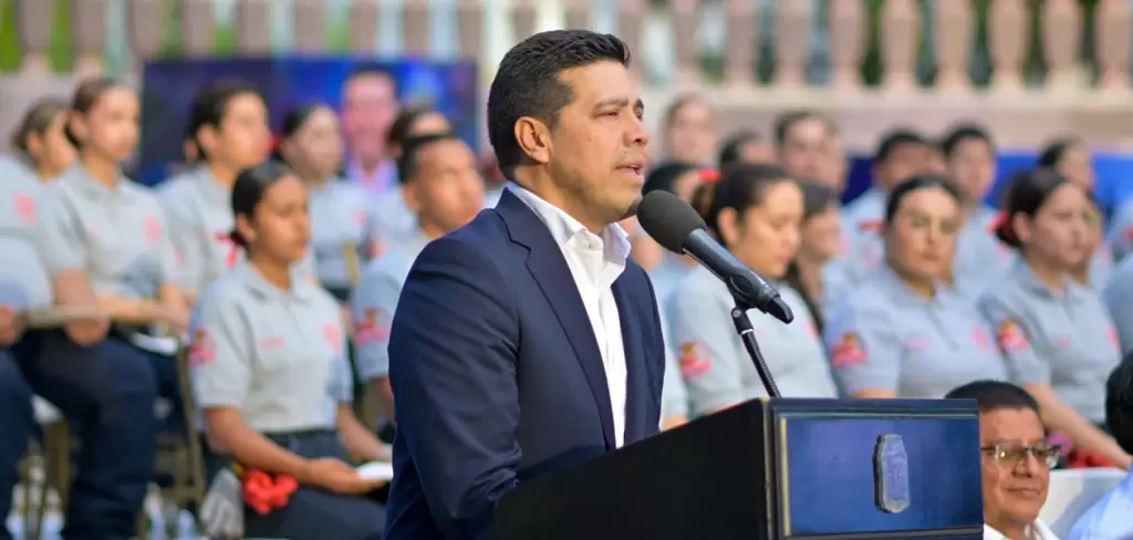 Leo Montañez encabeza graduación de 51 bomberos voluntarios