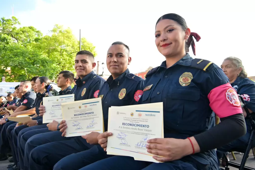 Leo-Montañez-encabeza-graduación-de-51-bomberos-voluntarios-2