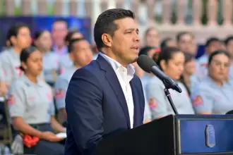 Leo Montañez encabeza graduación de 51 bomberos voluntarios