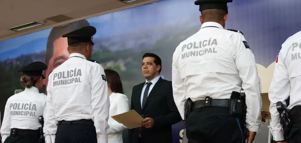 Leo Montañez encabeza graduación de 76 policías