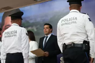 Leo Montañez encabeza graduación de 76 policías
