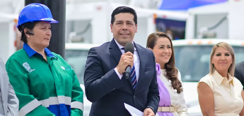 Leo Montañez entrega 20 nuevos camiones de limpieza