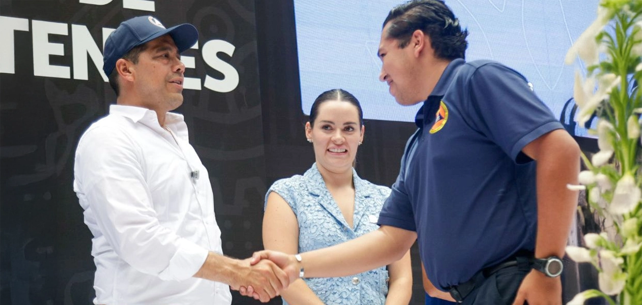 Leo Montañez entrega motobomba para atender emergencias