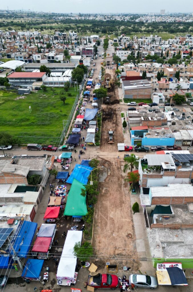 Supervisa Leo obras de pavimentacion