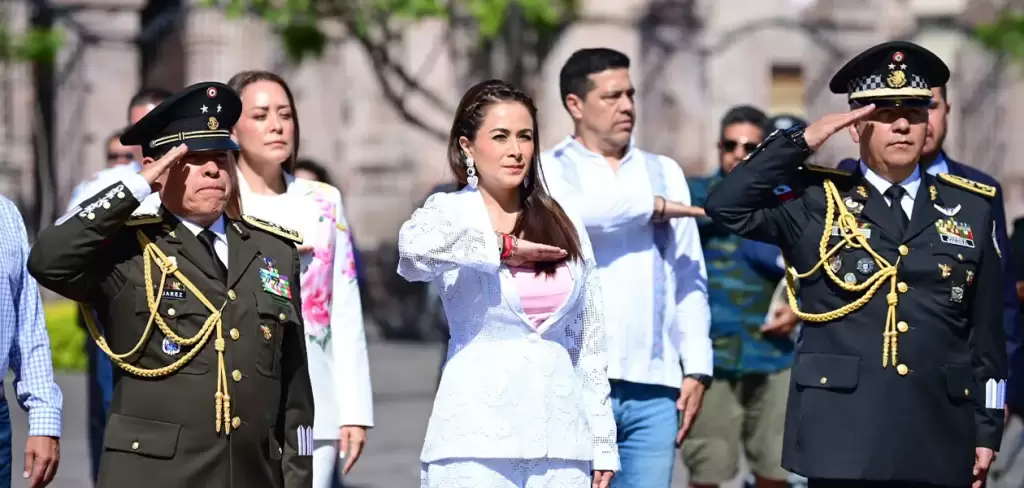 Tere Jiménez encabeza desfile de Independencia en Aguascalientes con más de 3 mil participantes