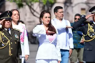 Tere Jiménez encabeza desfile de Independencia en Aguascalientes con más de 3 mil participantes
