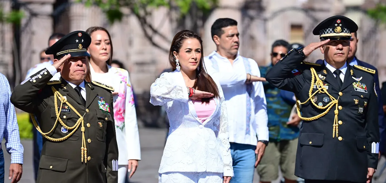 Tere Jiménez encabeza desfile de Independencia en Aguascalientes con más de 3 mil participantes