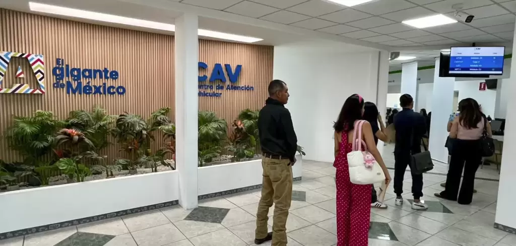 Trámites vehiculares en Plaza Vestir: la SSPE expide permisos para circular sin placas