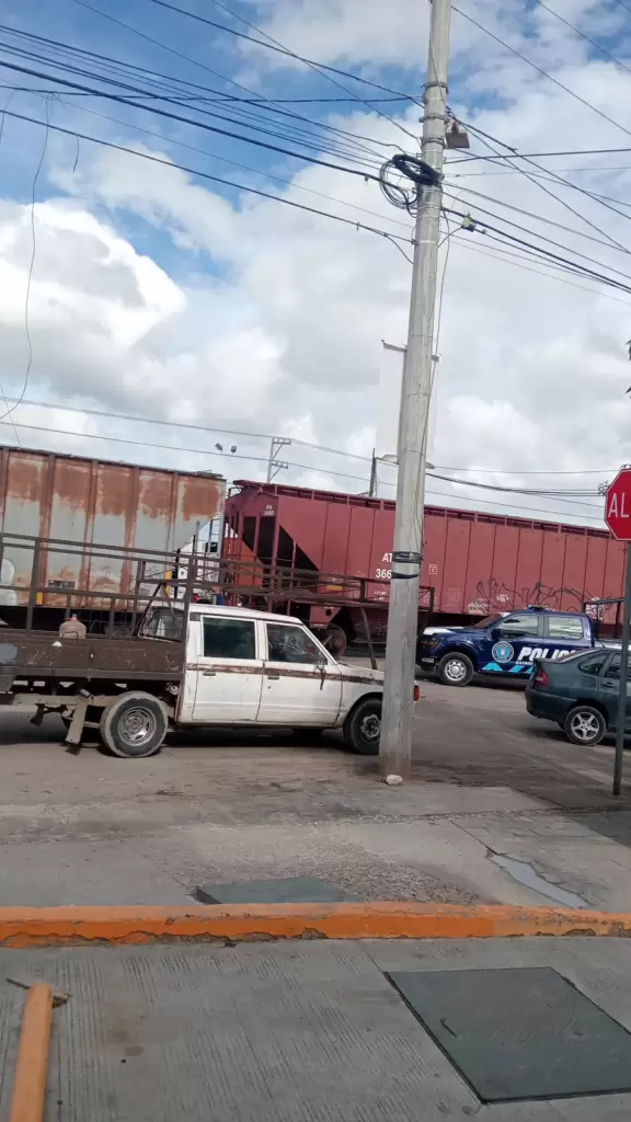 Choque entre tren y tráiler al sur de Aguascalientes