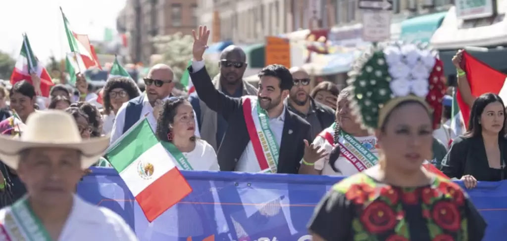 Zohran Mamdani encabeza desfile por la Independencia de México en Nueva York