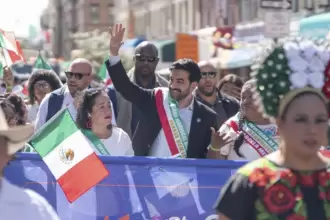 Zohran Mamdani encabeza desfile por la Independencia de México en Nueva York