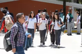 Alumnos, expuestos: alertan por comida y medicinas entregadas desde la calle