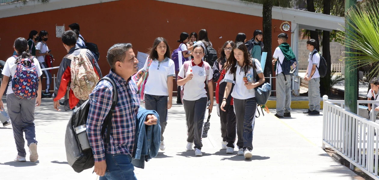 Alumnos, expuestos: alertan por comida y medicinas entregadas desde la calle