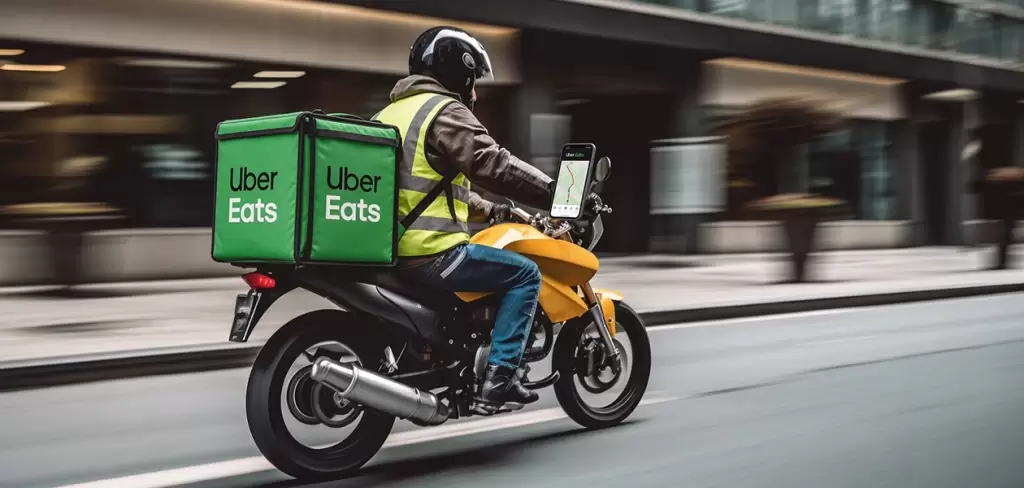 Quitarse el casco, nueva medida de seguridad para repartidores