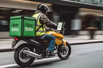 Quitarse el casco, nueva medida de seguridad para repartidores