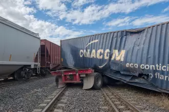 Choque entre tren y tráiler al sur de Aguascalientes
