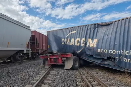 Choque entre tren y tráiler al sur de Aguascalientes