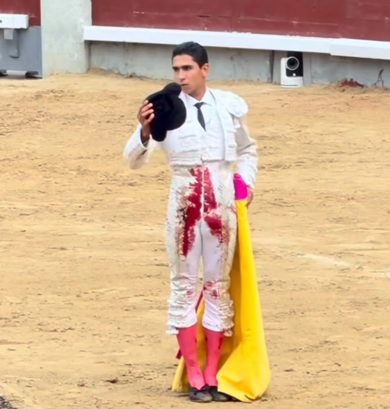 Al final de su primera faena, al mejor toro de la tarde, de Núñez del Cuvillo, lo sacaron al tercio cuando tuvo el hidrocálido la oportunidad de cortar oreja.