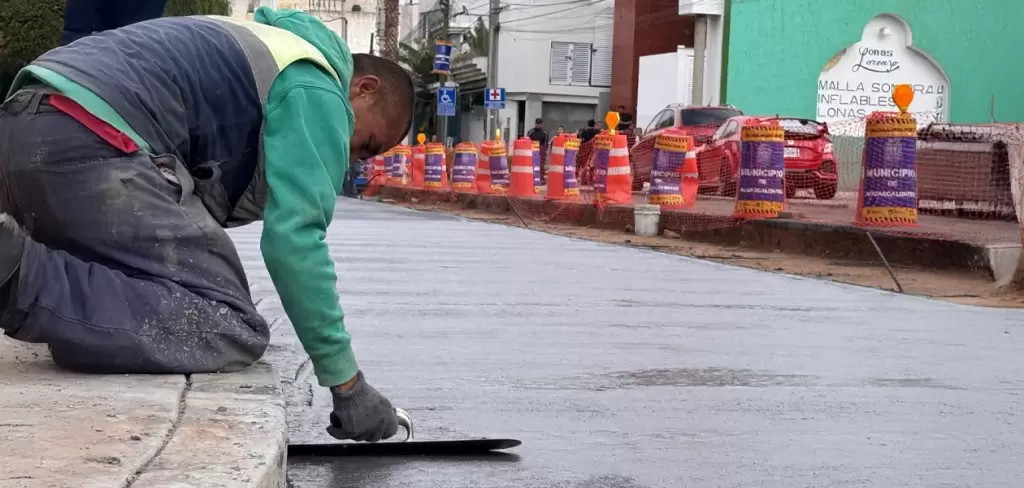 Avenida Ayuntamiento inicia colado de concreto hidráulico