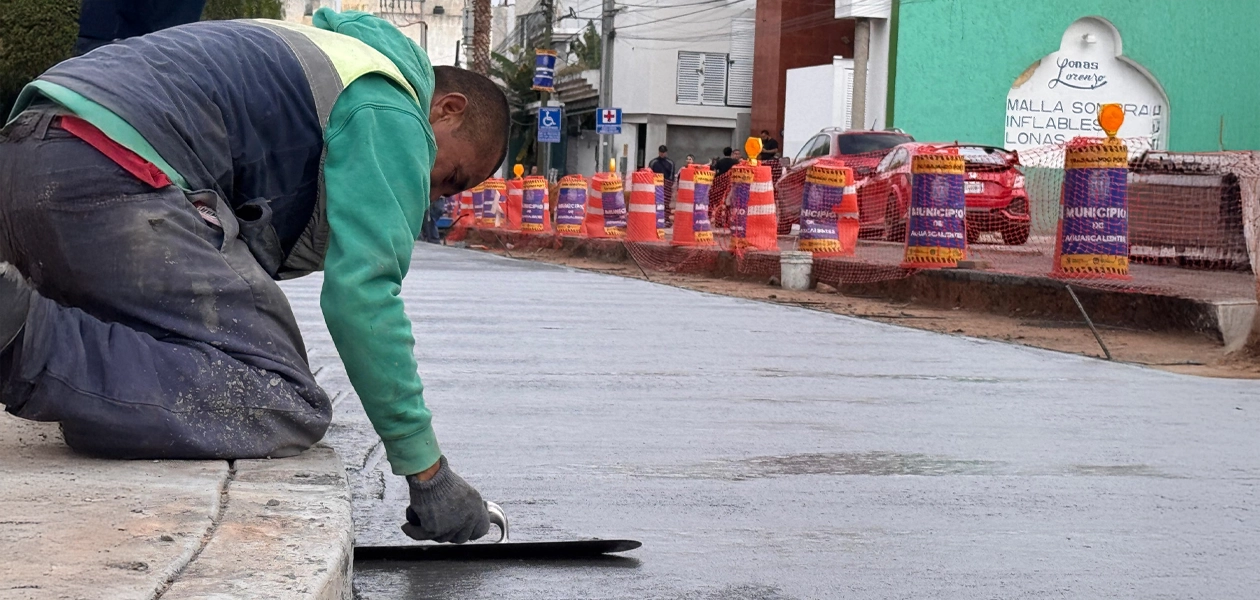 Avenida Ayuntamiento inicia colado de concreto hidráulico