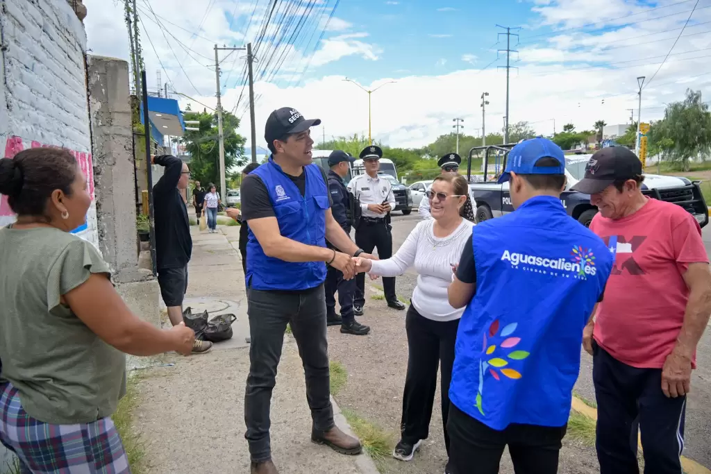 Leo-Montañez-atiende-peticiones-vecinales-por-lluvias-2