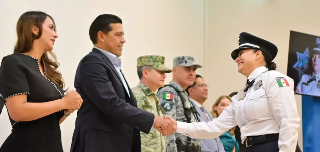 Leo Montañez reconoce a 13 policías municipales