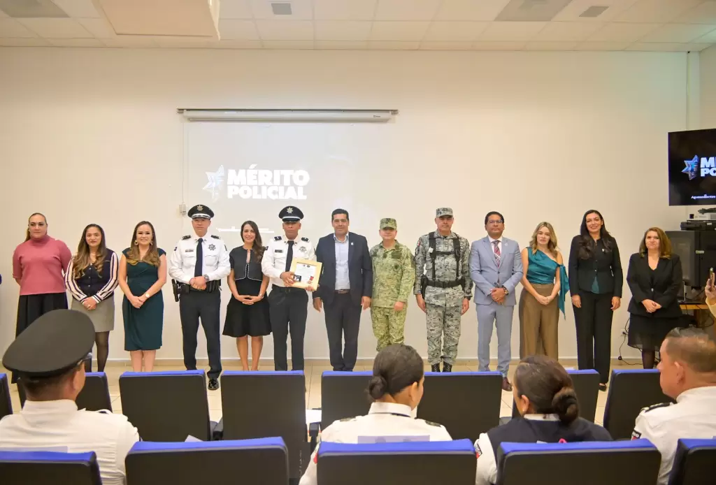 Leo-Montañez-reconoce-a-13-policías-municipales-2
