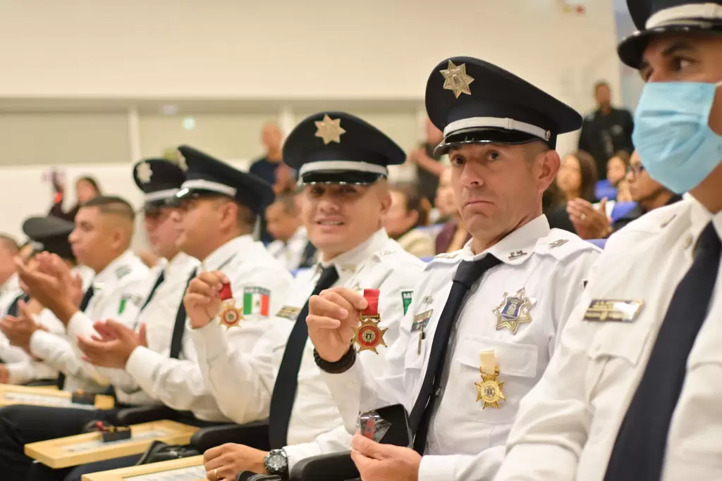 Leo-Montañez-reconoce-a-13-policías-municipales-3