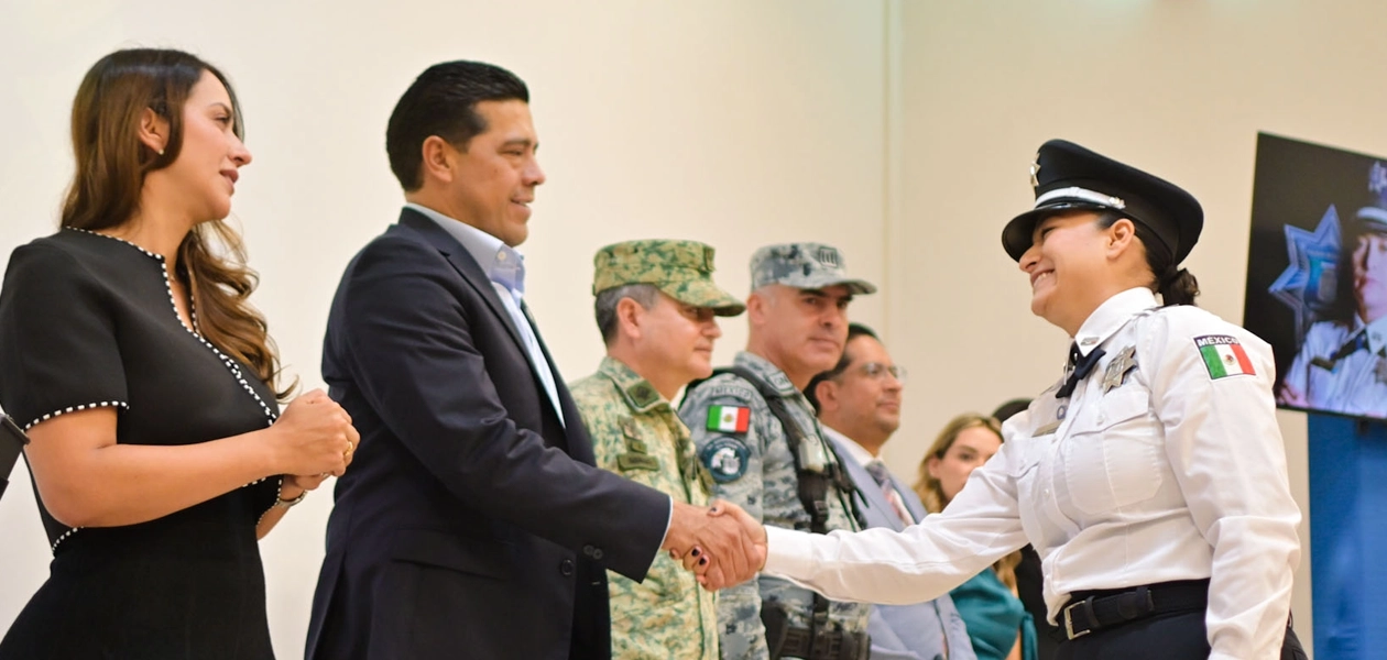 Leo Montañez reconoce a 13 policías municipales