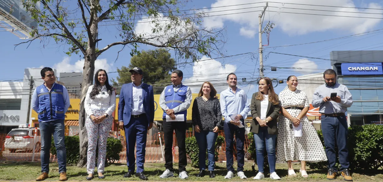 Leo Montañez supervisa la rehabilitación vial en avenida Independencia