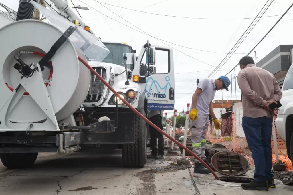 Leo Montanez supervisa obras en Versalles II y VNSA 2