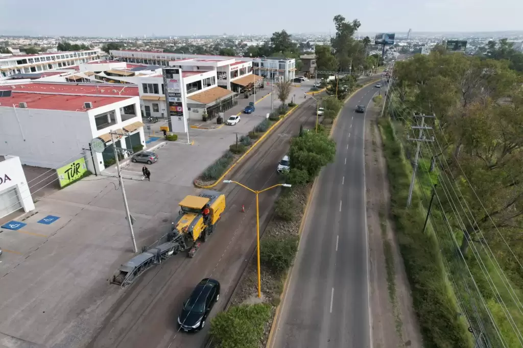 Leo-Montañez-supervisa-rehabilitación-vial-en-Juan-Pablo-II-2