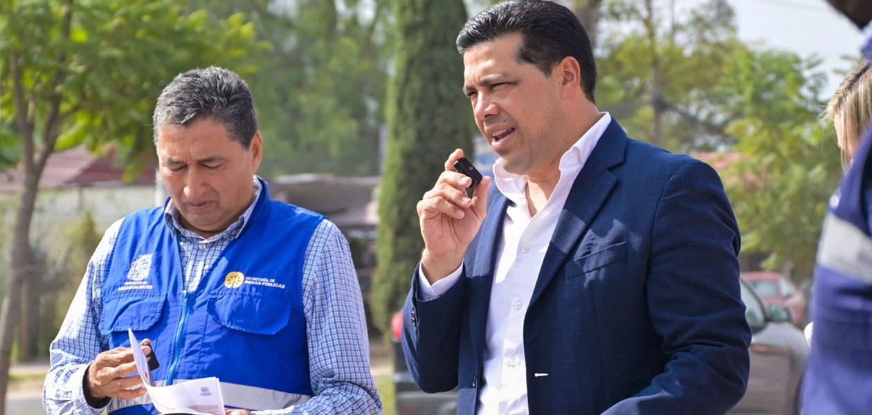 Leo Montañez supervisa rehabilitación vial en Juan Pablo II