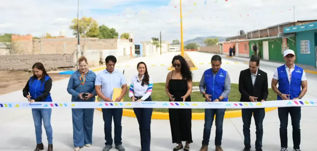 Tere Jiménez entrega calles de concreto hidráulico en El Llano