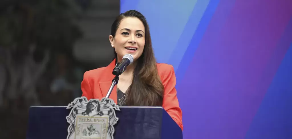 Tere Jiménez y Fundación Telmex Telcel entregan becas y apoyos en Aguascalientes